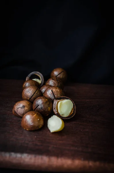 Κοντινό πλάνο των καρπών με κέλυφος Macadamia στο τραπέζι — Φωτογραφία Αρχείου