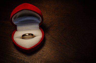 Nişan yüzüğü kırmızı kutuda. Boş kopyalama alanı gölge arkaplanı. Güneş ışığı pırlantası. Lüks düğün mücevherleri. Aşkın sembolü. Tek bir nesne izole edilmiş..