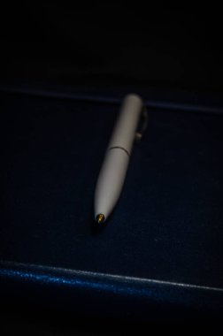 gri arka plan üzerinde kalem ile açık bir dizüstü üst görünüm, spiral yaylı okul defterleri, ofis not defteri düz yatıyordu