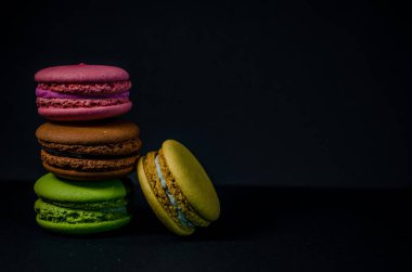 Renkli kurabiyeler. Küçük Fransız kekleri. Tatlı ve renkli Fransız badem kurabiyeleri..