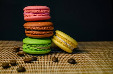 Renkli kurabiyeler. Küçük Fransız kekleri. Tatlı ve renkli Fransız badem kurabiyeleri..