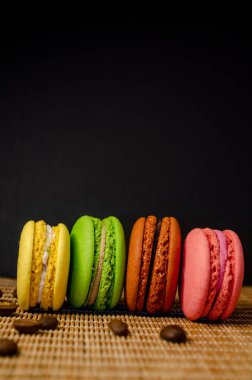 Renkli kurabiyeler. Küçük Fransız kekleri. Tatlı ve renkli Fransız badem kurabiyeleri..