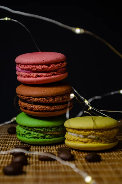 Renkli kurabiyeler. Küçük Fransız kekleri. Tatlı ve renkli Fransız badem kurabiyeleri..