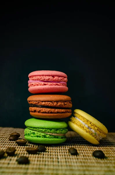 Renkli kurabiyeler. Küçük Fransız kekleri. Tatlı ve renkli Fransız badem kurabiyeleri..