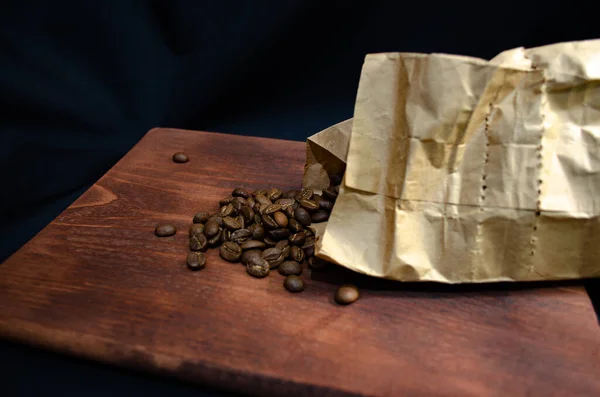 Koffiebonen Besprenkeld Een Plank — Stockfoto