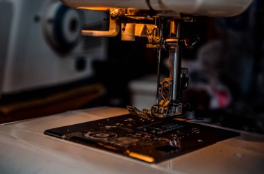 İğneye iliştirilmiş iplik içeren ayak dikiş makinesi