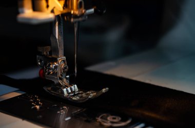 İğneye iliştirilmiş iplik içeren ayak dikiş makinesi