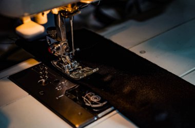 İğneye iliştirilmiş iplik içeren ayak dikiş makinesi