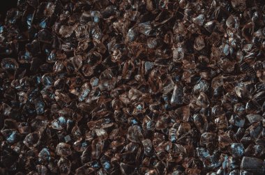 Siyah arkaplana yerleştirilmiş pembe kaya tuzu