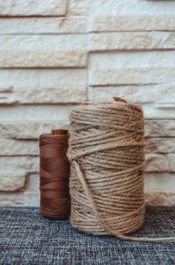 Retro dikiş aletleri: eski makas, gri kumaş üzerindeki iplik bobinleri. Terzinin masası. Tekstil veya ince kumaş üretimi.