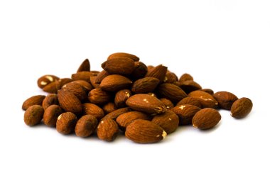 Beyaz üzerine izole edilmiş badem grubu