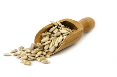 Tahta kaşıkla kavrulmuş ve tuzlanmış ayçiçeği tohumları.