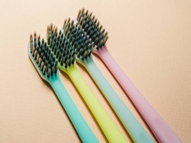 Yeşil çimlerde temiz renkli diş fırçaları