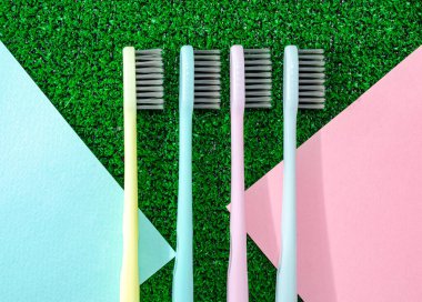 Yeşil çimlerde temiz renkli diş fırçaları