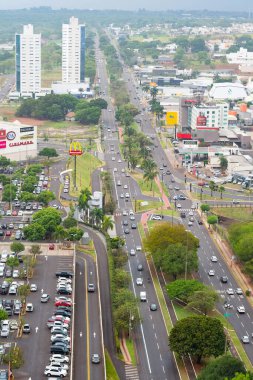 Campo Grande - MS, Brezilya - 23 Ekim 2020: Alışveriş Campo Grande alışveriş merkezinin önündeki Afonso Pena Bulvarı trafiğinde hava görüntüsü. Şehrin ana caddesinin tepelerinde..
