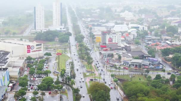 カンポ グランデ ブラジル 2020年10月23日 ショッピング カンポ グランデ モールの前のアフォンソ ペナ通りで雨の日 市内の主要道路の高さ — ストック動画