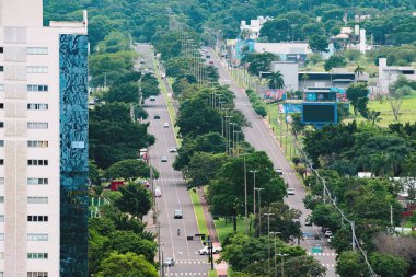 Campo Grande - MS, Brezilya - 12 Kasım 2020: Arka planda Afonso Pena Bulvarı ve Parque dos Poderes Parkı 'nın yüksek manzarası.
