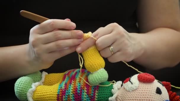 Coudre Une Poupée Crochet Gros Plan Sur Main Une Femme — Video