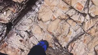 Tortul taş zeminde yürüyorum. Doğada yürüyüş sporu.