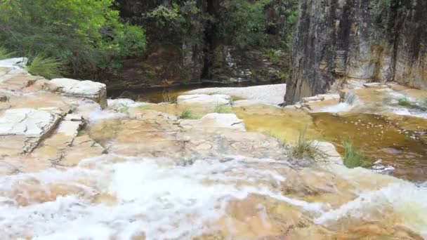 Ovanifrån Ett Vattenfall Med Vattenströmmen Rinner Sedimentära Stenar Naturlandskap Capitolio — Stockvideo