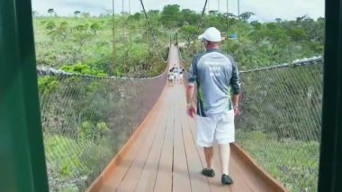 Capitolio - MG, Brezilya - 08 Aralık 2020: Mirante dos Canyons belvedere köprüsünden geçen insanlar. Turistik bölge.