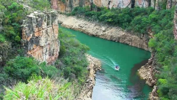 在巴西Capitolio Mg的Canyons Furnas Canyons Furnas 之间的Lago Furnas湖航行的观光船 弗纳斯湖 又名马德米纳斯湖 — 图库视频影像