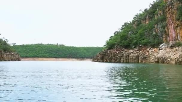 首都のカニオン ファニャスの大きな岩壁の風景 ブラジル 湖としての湖の堆積岩と緑の水 — ストック動画