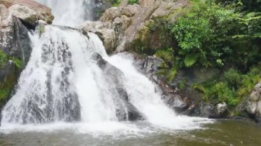 Sao Roque de Minas - MG, Brezilya - 14 Aralık 2020: RPPN Cachoeira do Cerradao şelalesinin manzarası, doğal eko turizm merkezi. Düşük bölüm.