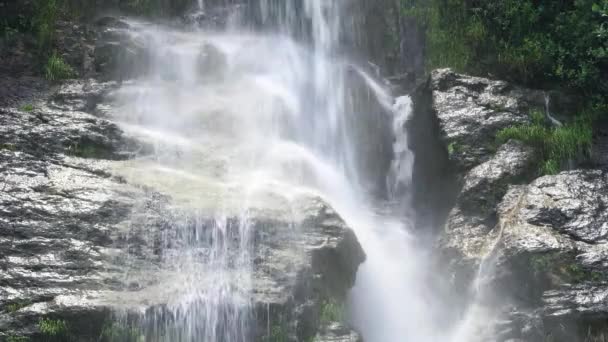 滝の岩に水が当たっている 堆積岩が流れる水のベール ブラジル Mgサン ロック ミナスのエコツーリズムの風景 — ストック動画