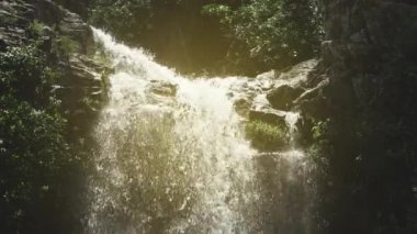 Altın suyu dökülen şelale. Su sıkıntısı kavramı, altın değerinde. Kıymetli şelale.