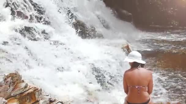 天然水のカスケードでエコツーリズムで景色を楽しむ女性 首都の観光風景 ブラジル — ストック動画