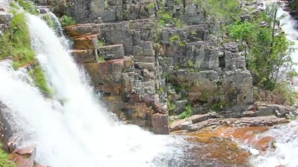 ブラジル 2020年12月10日 堆積岩の間の自然滝 レティーロ バイキングの観光地 Gmeas — ストック動画