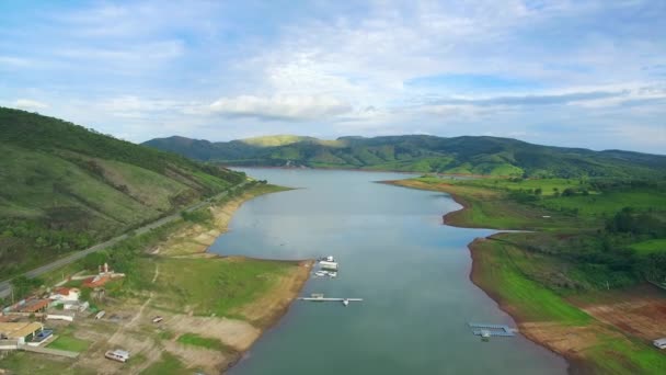 キャピトル湖のラゴ ファラス湖の空中ビュー ブラジル 山の間に美しい湖の風景 ミナスジェライス州のエコツーリズムの目的地 — ストック動画