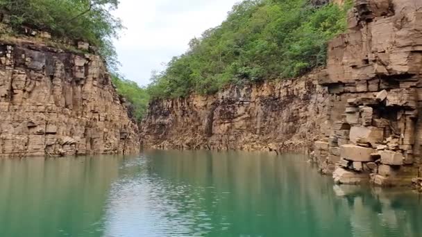 Naviguer Entre Des Canyons Roches Sédimentaires Végétation Eau Verte Destination — Video