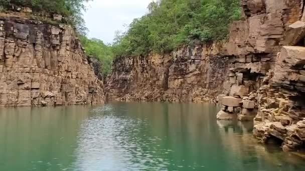 堆積岩 植生と緑の水の峡谷の間を移動します ブラジル 首都のエコツーリズムの目的地 — ストック動画