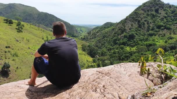 São Roque Minas Brasil Dezembro 2020 Homem Sentado Fronteira Morro — Vídeo de Stock