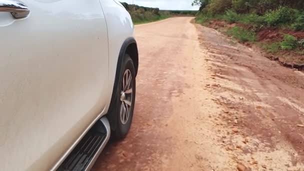 Mouvement Lent Une Voiture Suv Mouvement Sur Chemin Terre Campagne — Video