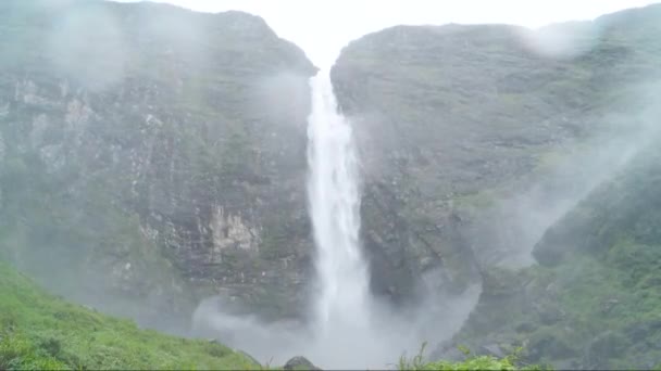 Roque Minas ブラジル 2020年12月13日 パラクナショナル カナストラで高水流が水滴を噴霧して雨の日後のカスカ ダンタ滝への近い眺め — ストック動画
