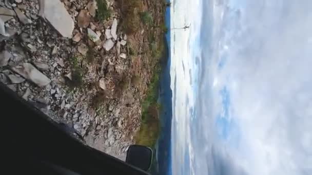 Vídeo Vertical Vista Través Ventana Coche Las Montañas Del Cerrado — Vídeo de stock