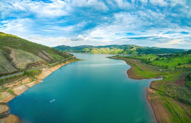 Capitolio 'daki Furnas Gölü' nün havadan görünüşü - MG, Brezilya. Mavi gökyüzündeki dağlar arasındaki güzel manzara. Minas Gerais eyaletinin eko turizm beldesi.