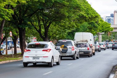 Ribeirao Preto - SP, Brezilya - 07 Aralık 2020: Sıradan bir günde Dr. Francisco Junqueira Bulvarı 'nda trafik.