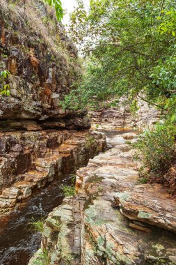 Kayaların yanından geçen bir nehir, Capitolio MG, Brezilya 'nın ekolojik turizm manzaralı tortulu kaya duvarı..