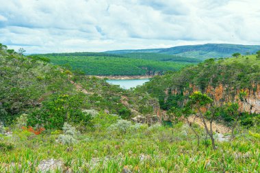 Brezilya Capitolio MG 'deki Cerrado Mineiro' nun manzarası. Kanyonlara, Furnas Gölü 'ne ve yeşil bitki örtüsüne bakın..