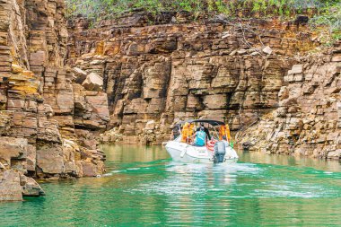 Capitolio - MG, Brezilya - 09 Aralık 2020: Furnas Gölü 'ndeki kanyonlar arasında gezinen turist botu. Sürat teknesi gezisi, Minas Gerais eyaletinin eko turizmi.