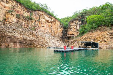 Capitolio - MG, Brezilya - 09 Aralık 2020: Furnas Gölü 'nde yüzen içecek barı. Capitolio Turizm Merkezi.