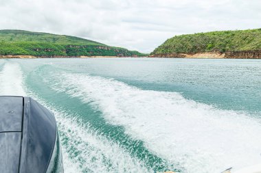 Brezilya 'nın başkenti Capitolio MG' deki Furnas Gölü 'nün manzarası ve dalgalar yaratan bir sürat teknesinin arka görüntüsü..