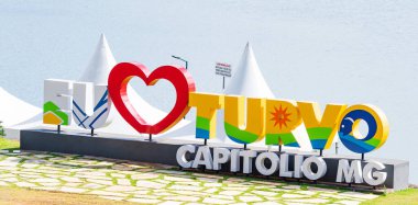 Capitolio - MG, Brezilya - 09 Aralık 2020: Turvo 'yu seviyorum, Furnas Gölü' nün yanında turistik totem, deniz gezileri yeri.