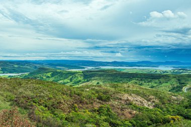 Minas Gerais eyaletinin geniş panoramik doğa güzellikleri. Dağlık bir arazisi ve Furnas Gölü 'nün arka planında geniş bir yeşil alan. Capitolio MG, Brezilya.