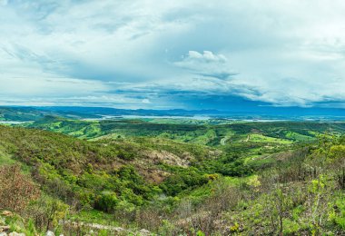 Minas Gerais eyaletinin geniş panoramik doğa güzellikleri. Dağlık bir arazisi ve Furnas Gölü 'nün arka planında geniş bir yeşil alan. Capitolio MG, Brezilya.