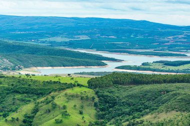 Minas Gerais eyaletinin geniş panoramik doğa güzellikleri. Dağlık bir arazisi ve Furnas Gölü 'nün arka planında geniş bir yeşil alan. Capitolio MG, Brezilya. Mineiro eko turizm manzarası.